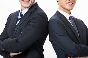 2인의 남자가 어깨 맞대는 사진