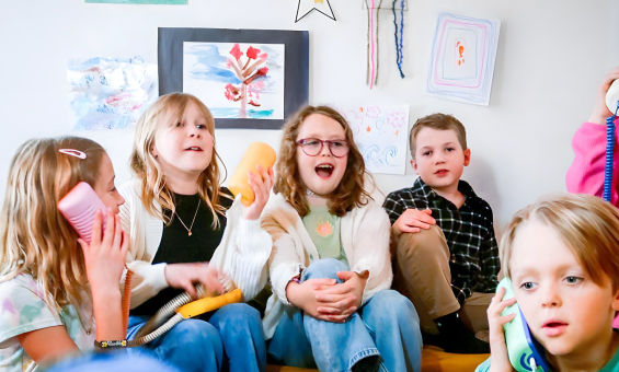 스마트폰을 대신한 아이들의 소통 수단