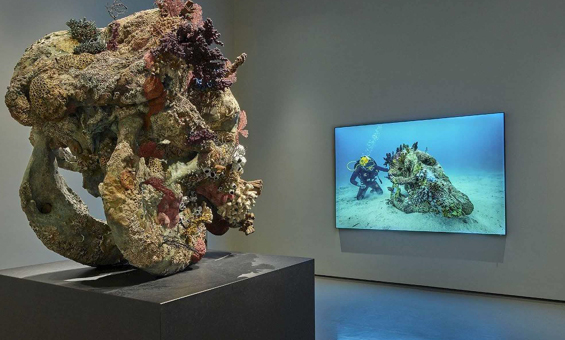 허구로 진실을 묻는 예술