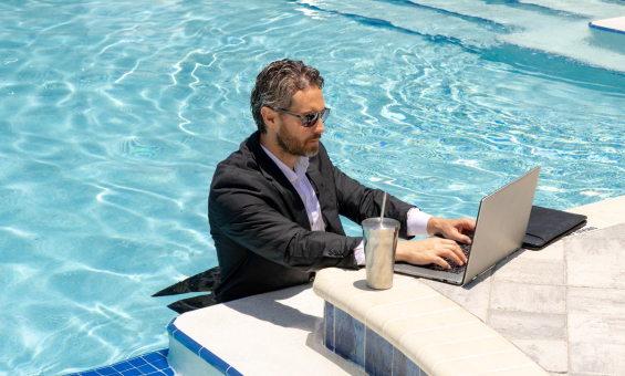 휴가는 짧고, 일하는 시간은 영원처럼 길다